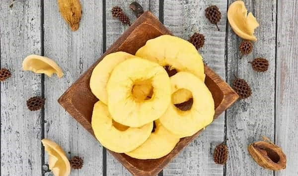 سیب خشک زعفرانی اصیل تلفیق طعم سیب و زعفران ایرانی